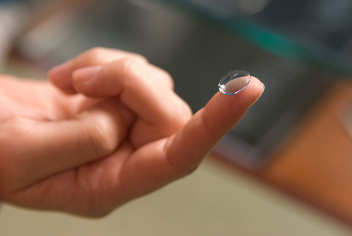 contact lens finger_1200